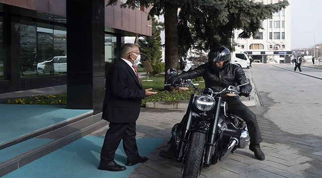 Başkan Büyükkılıç'ı Ziyarete Motosikletiyle Geldi