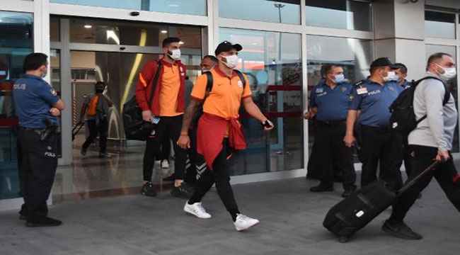 Galatasaray, Kayseri'de meşalelerle karşılandı 