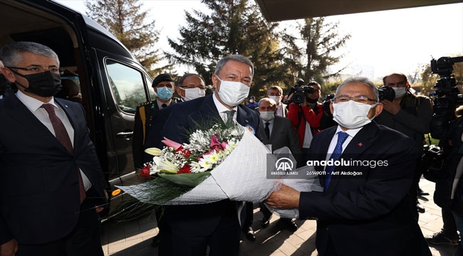 Bakanı Akar Kayseri Büyükşehir Belediyesini ziyaret etti