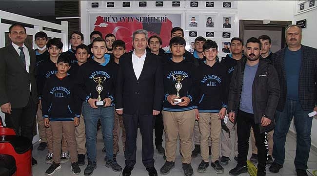Başkan Altun'dan Şampiyon Öğrencilere Anlamlı Ödül