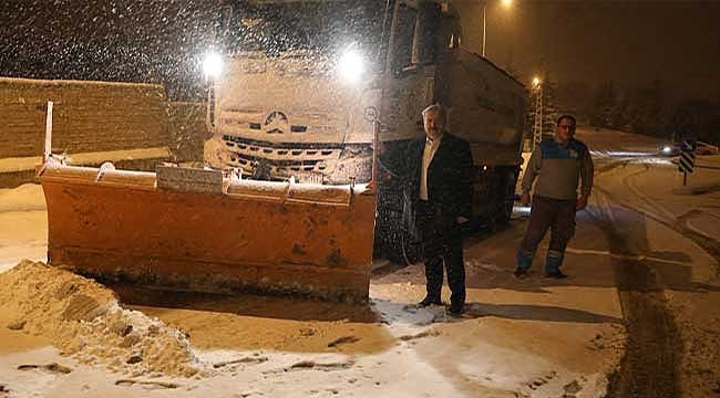 Başkan Palancıoğlu, Gece Geç Saatlere Kadar Karla Mücadele Çalışmasına Katıldı