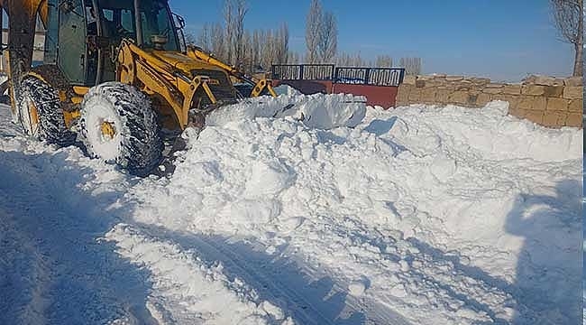 Bünyan Belediyesi Fen İşleri Müdürlüğü ekipleri karla mücadelelerini sürdürüyor 