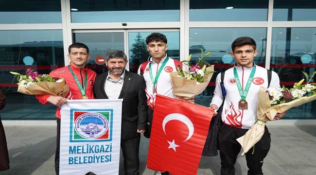  Palancıoğlu kick boks takımının sporcularını tebrik etti