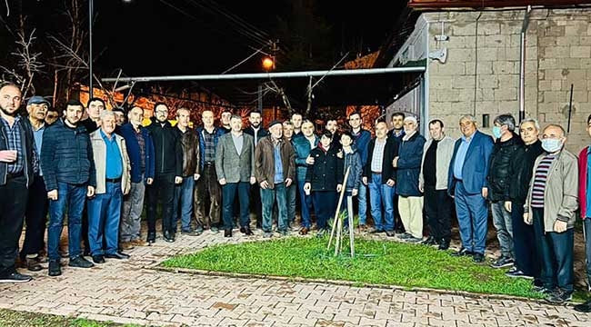 AK Parti Develi İlçe Başkanı Osman Turan, teravih namazı sonrası vatandaşlarla buluştu
