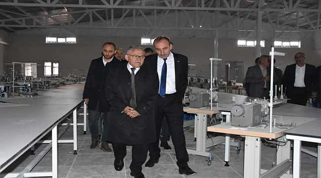 Başkan Şahin'den Tomarza'da Kurulan Tekstil Fabrikasına Ziyaret