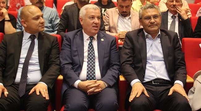 Kayseri'de CHP'ye yeni katılan üyelere rozet takıldı