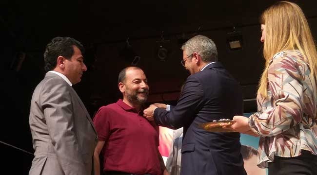 Kayseri'de CHP'ye yeni katılan üyelere rozet takıldı