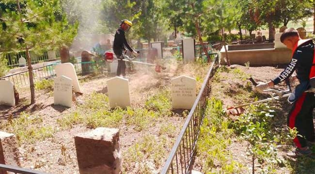 Develi Belediyesi'nden Mezarlıklarda Temizlik Çalışması 