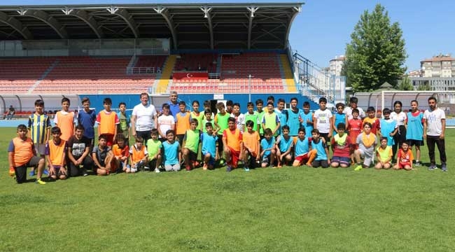 İl Müdürü Kabakcı, GSB Spor Okulları Futbol Kursunu Ziyaret Etti