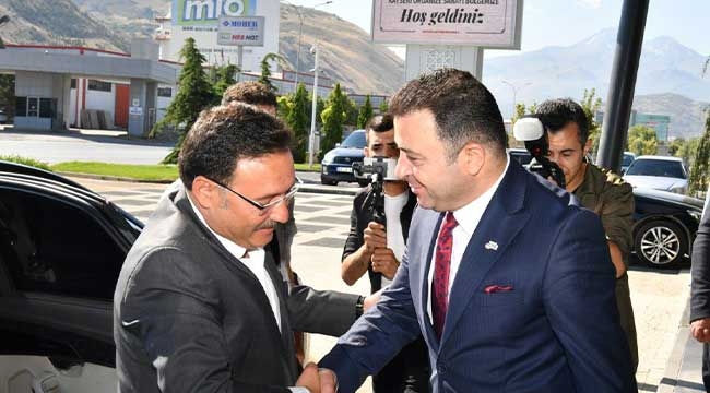 Vali Gökmen Çiçek, Kayseri OSB Başkanı Yalçın ve Yönetim Kurulu Üyelerini ziyaret etti