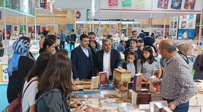 Başkan Cabbar İlçe Kaymakamı Tunç'la Birlikte Kayseri Kitap Fuarını Ziyaret Etti