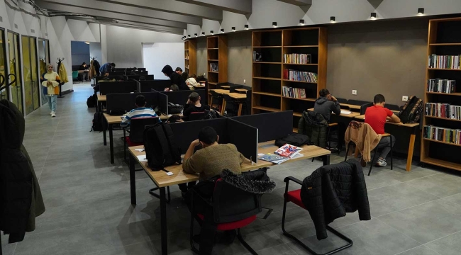Öğrenciler Ara Tatil Kampını Akıl Küpü Kütüphanesinde Yapıyor
