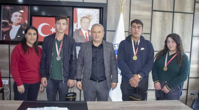 Başkan Arslan Halterde Derece Alan Öğrencileri Tebrik Etti