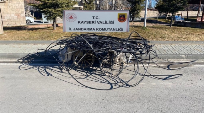 Kayseri'de jandarma, 2 kablo hırsızını suçüstü yakaladı