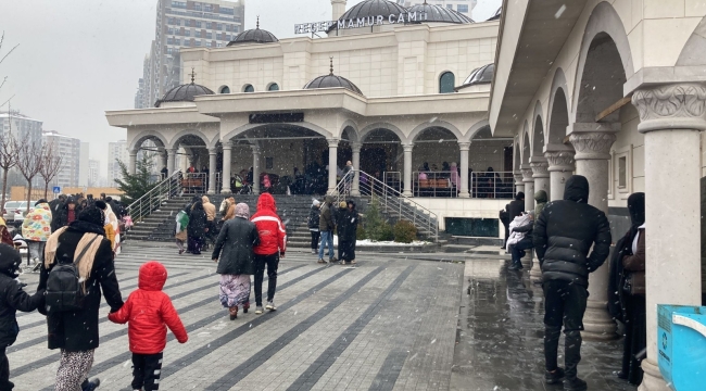 Deprem sırasında sokağa çıkan vatandaşlar camilere sığındı 
