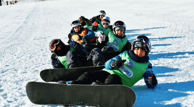 Türkiye'de Kayak Eğitiminin Merkez Üssünde 7'den 70'e Herkes Kayak Öğreniyor