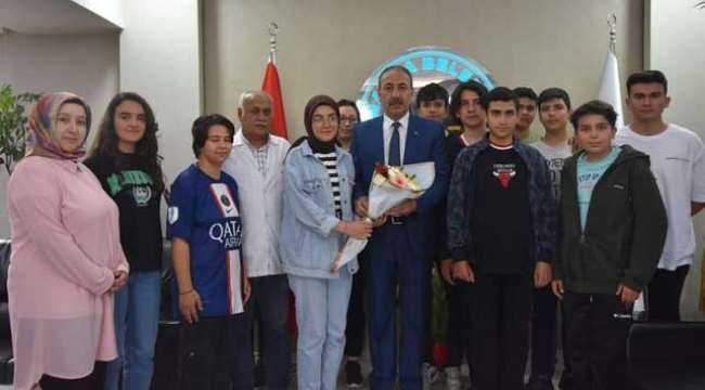 Depremzede Öğrencilerden, Tomarza Belediye Başkanı Şahin'e Teşekkür Ziyareti