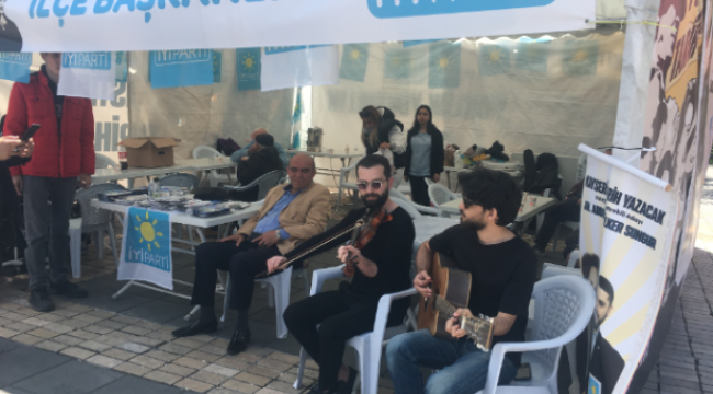 İyi Parti Seçim Çadırı önünde konser veren sokak müzisyenleri, gençlerin büyük ilgisini çekiyor
