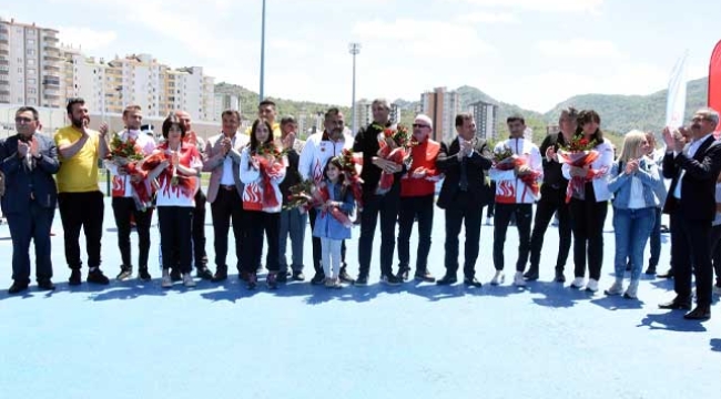Muaythai Dünya Şampiyonası'nda Madalya Kazanan Kayserili Sporcular Çiçeklerle Karşılandı
