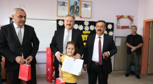 Başkan Palancıoğlu, Minik Öğrencilerin Karnelerini Verdi