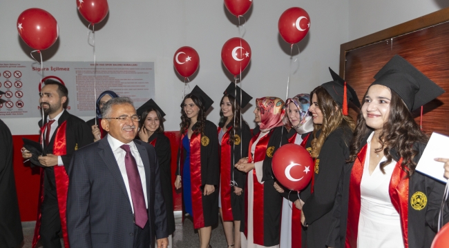 Başkan Büyükkılıç Yks Öğrencilerini Kutlayarak Kayseri'ye Davet Etti
