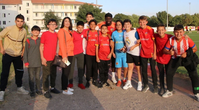 Kayserispor'a destek öğrencilerden