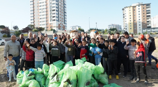 Bahçelievler Mahallesi'de Farkındalık İçin Belediye Ve Öğrenciler Çöp Topladı