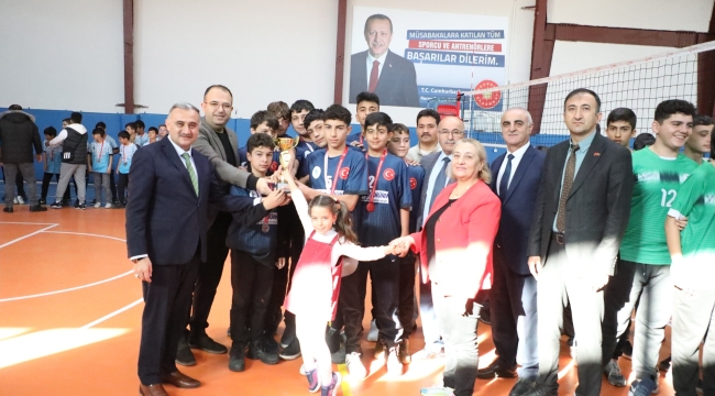 Ortaokullar Voleybol Turnuvasında dereceye girenlere ödülleri takdim edildi 