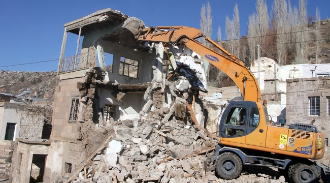 Talas'ta metruk bina yıkılıyor, çevreye huzur ve güven geliyor