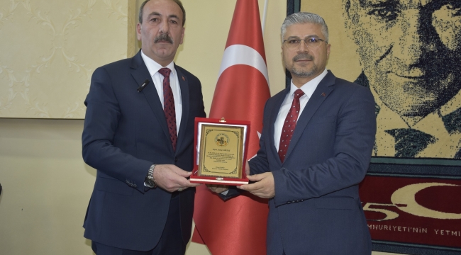 Tomarza Belediye Başkanı Davut Şahin, meclis üyelerine plaket takdim etti