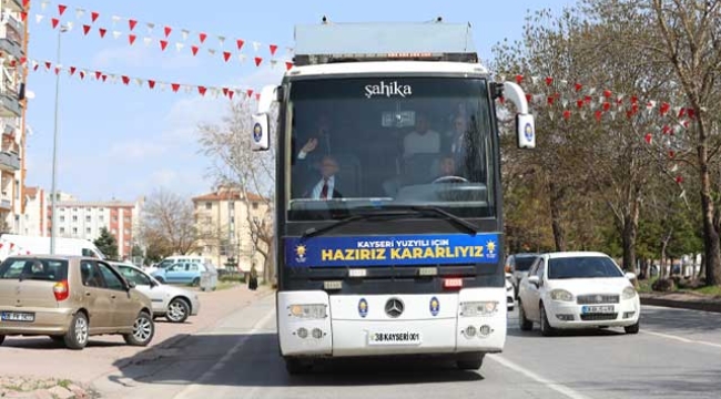 Başkan Büyükkılıç, Otobüs İle Mahalle Mahalle Gezerek, Vatandaşları Selamladı