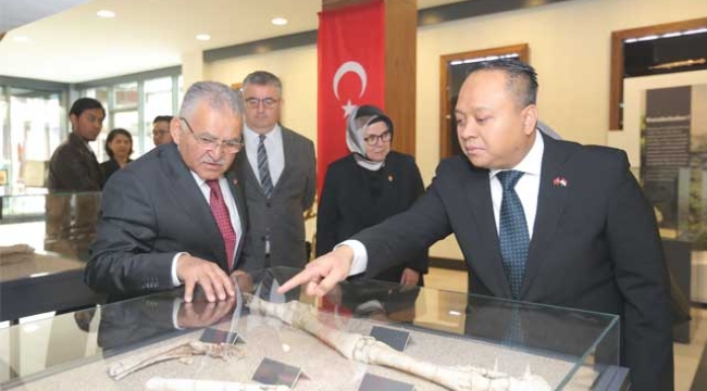 Endonezya Büyükelçisi Purnama'dan Başkan Büyükkılıç'a Ziyaret