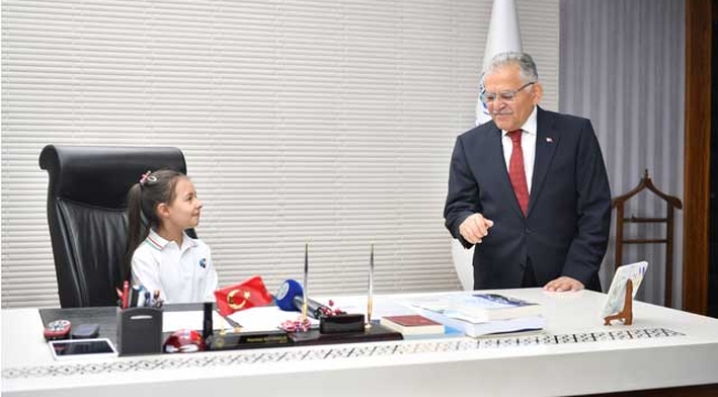 Çocuk Başkan Büyükşehir Koltuğuna Oturdu, "Çanakkale Gezisi" Talimatı Verdi