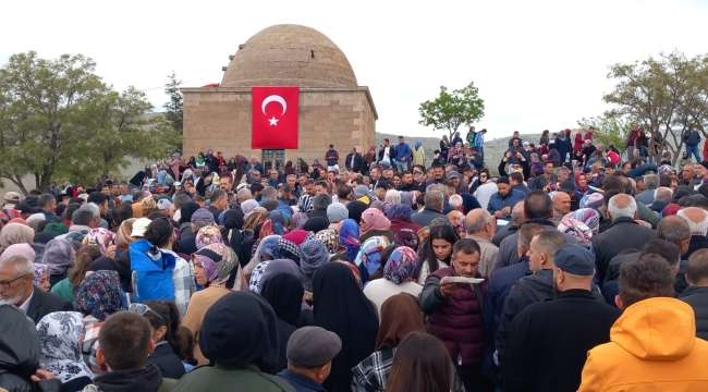 Develi de"Hızır ilyas şenlikleri"  5bin  kişinin katılımıyla Hıdırellez tepesinde yapıldı.